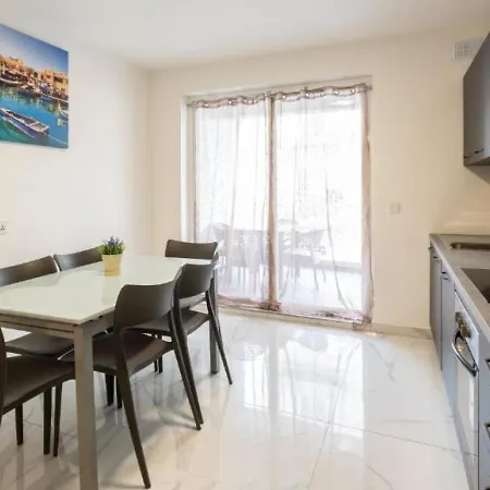 Διαμέρισμα Spacious 3bd Family With Terrace - By Hostmt *