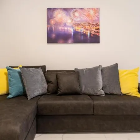 Spacious 3bd Family With Terrace - By Hostmt