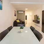 Apartman Spacious 3bd Family With Terrace - By Hostmt