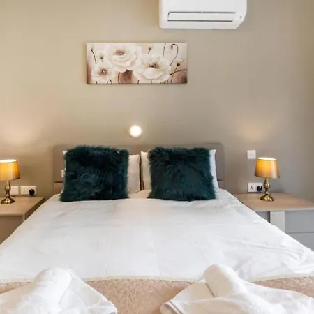 Апартаменты Spacious 3bd Family With Terrace - By Hostmt *