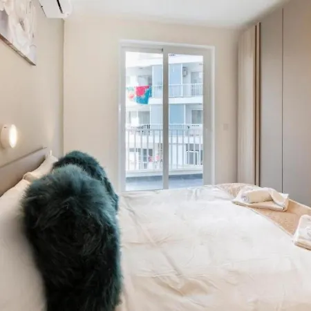 Апартаменты Spacious 3bd Family With Terrace - By Hostmt *